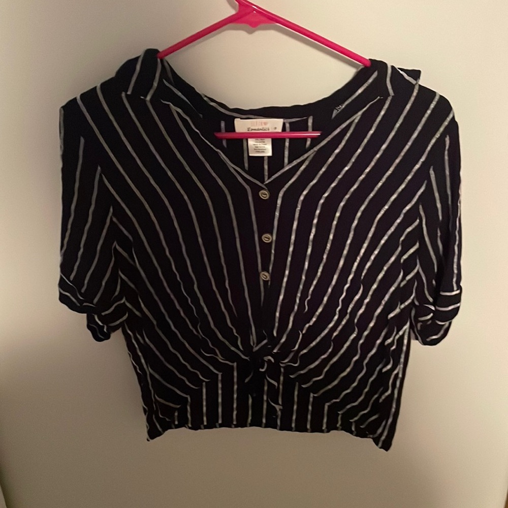 Front tie short sleeve shirt